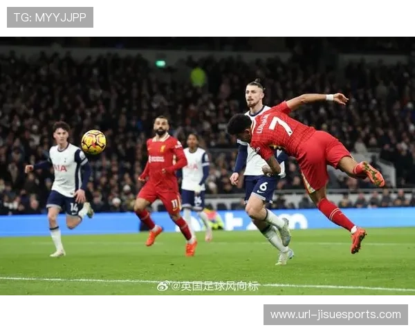 利物浦客场2-1力克九人热刺，伊萨克破门后伤退。