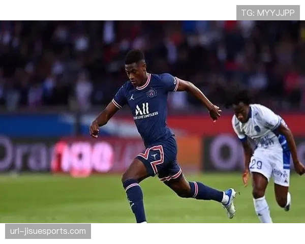 伤病更新：巴黎圣日耳曼后卫努诺-门德斯恢复合练，有望在赛季末复出