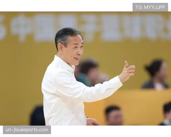 特写：一次成功的快攻得分后，镜头给到场边记录数据的球队分析师